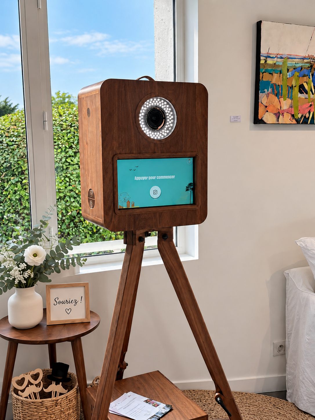 Augustin, photobooth en bois brun sur trépied avec écran et anneau lumineux