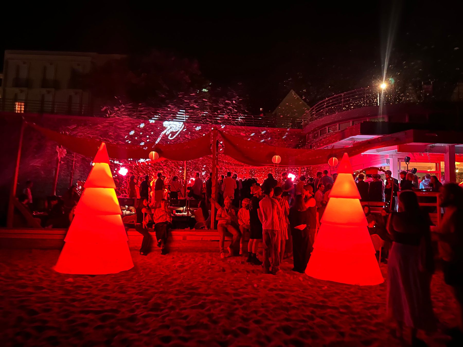 Soirée en plein air avec invités et décors lumineux rouges