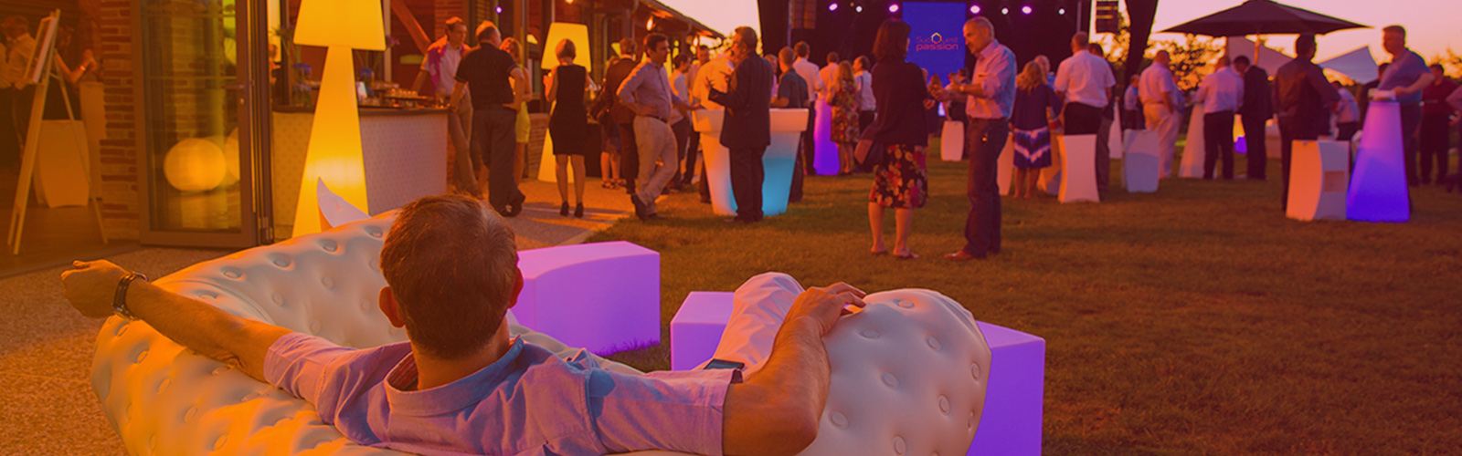 Mobilier lumineux : cubes, bancs, vases...