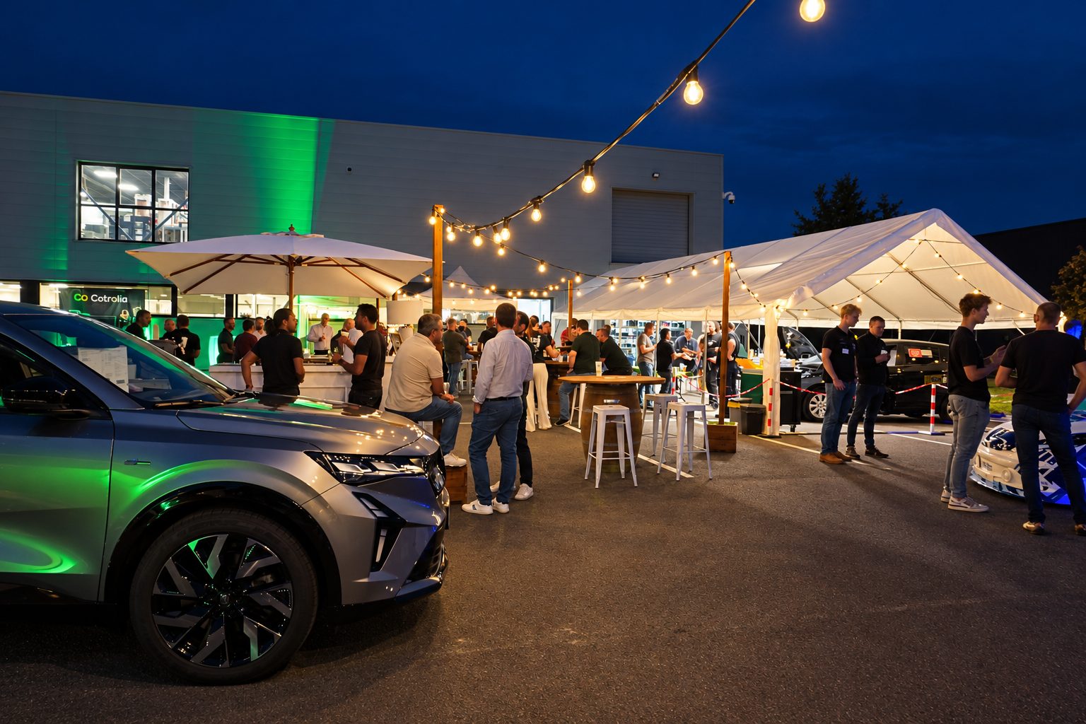 Soirée d’entreprise en extérieur sous les guirlandes, avec tente et éclairage de façade