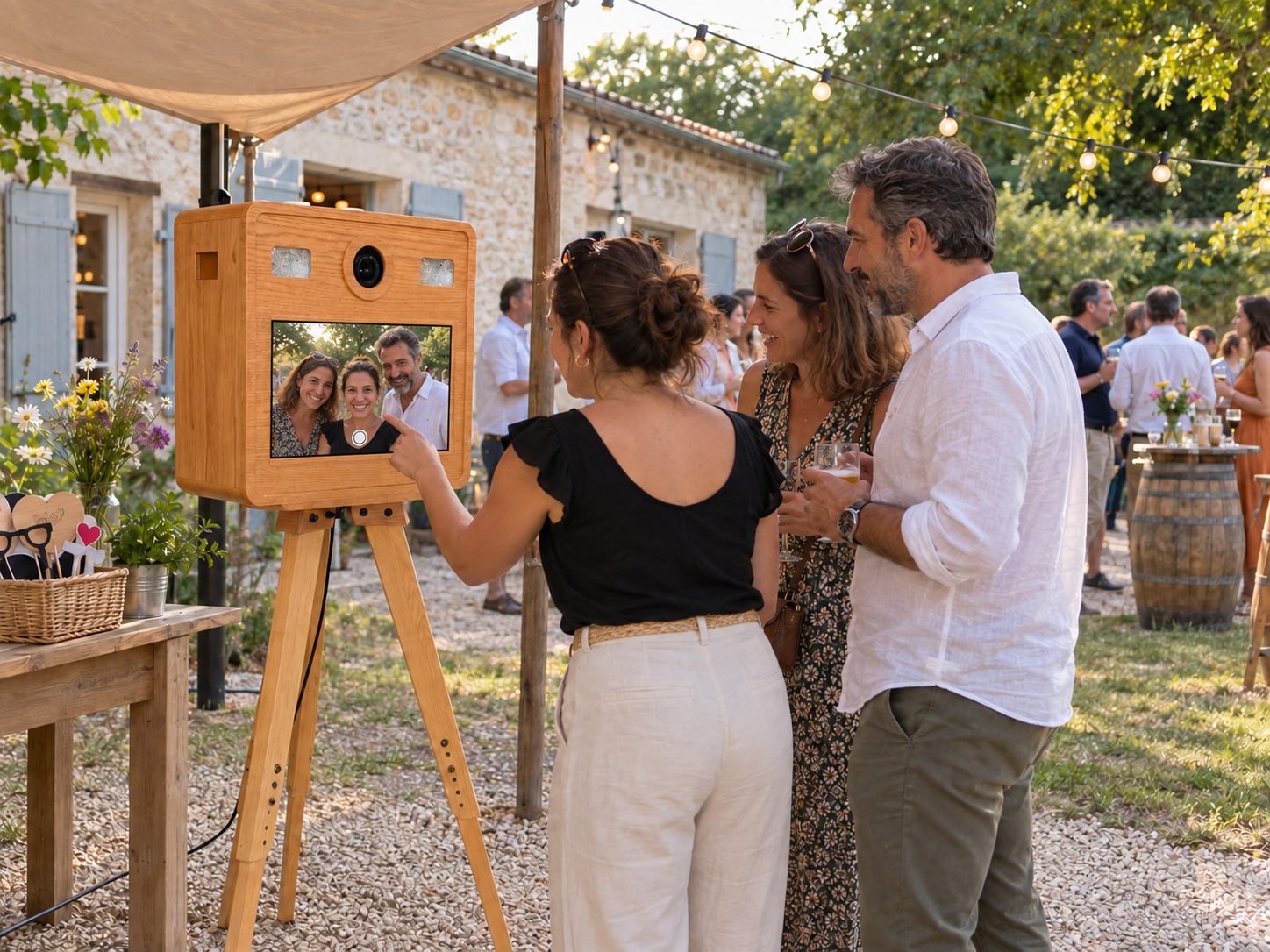 Invités devant le photobooth Faustine