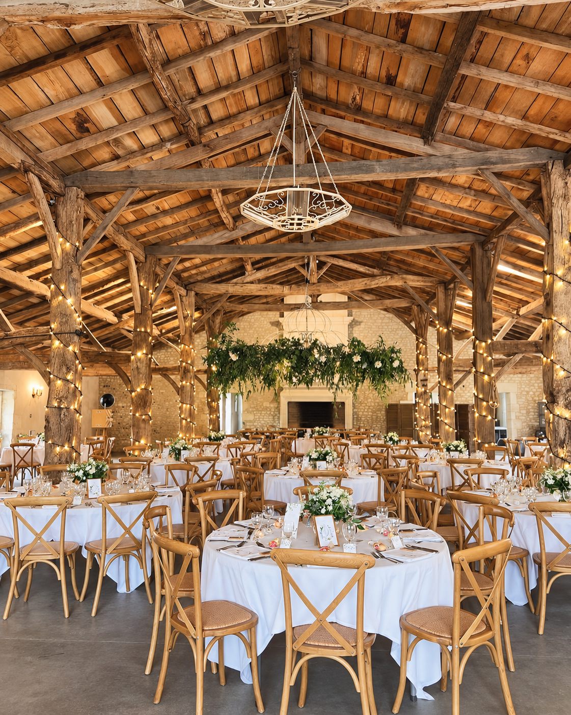Tables de mariage sous une charpente en bois