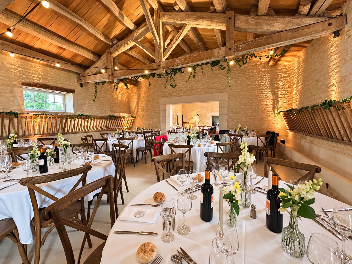 Salle de mariage, charpente bois et éclairage ambré