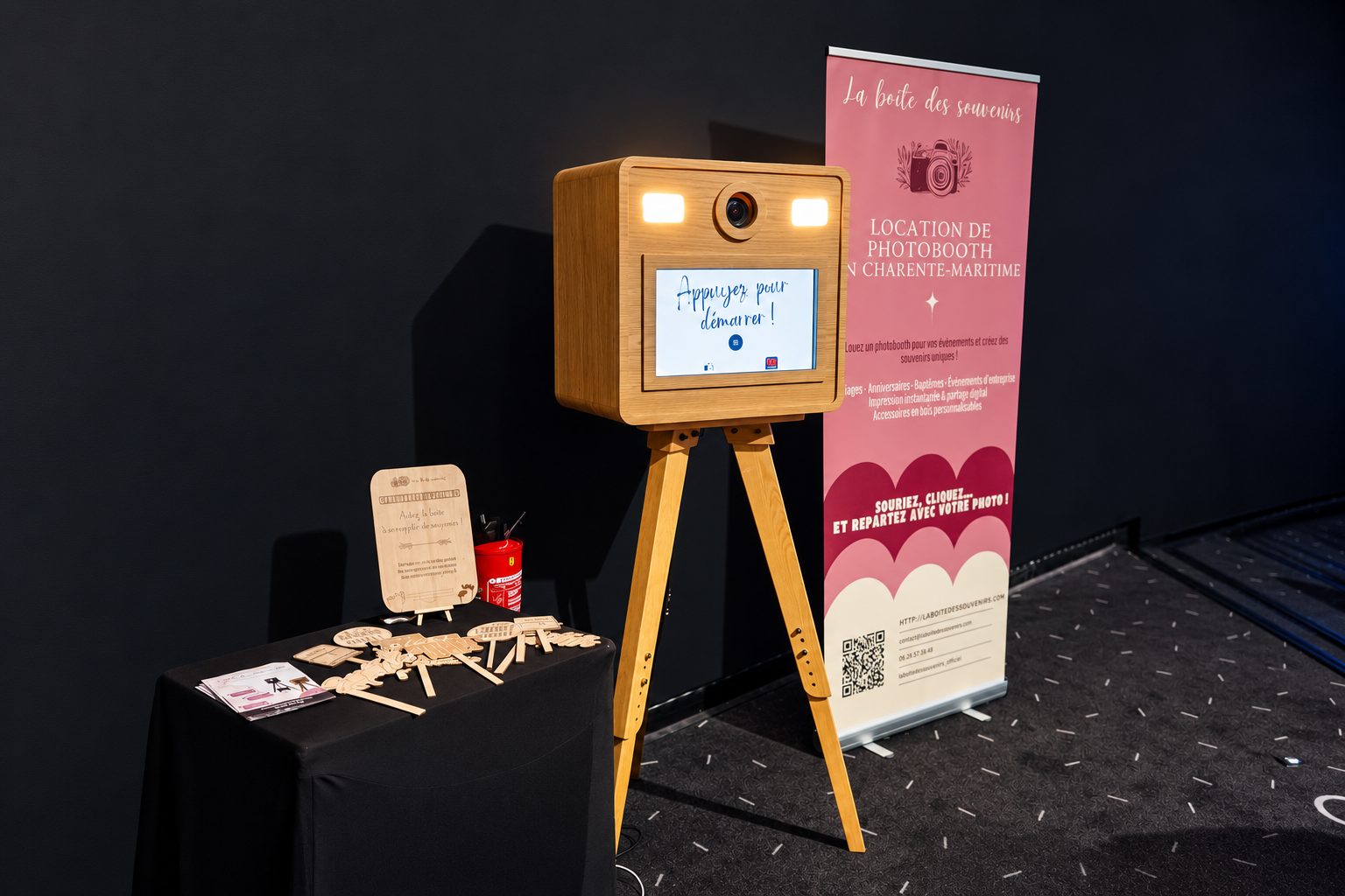 Espace photobooth avec accessoires et présentation dans un cinéma