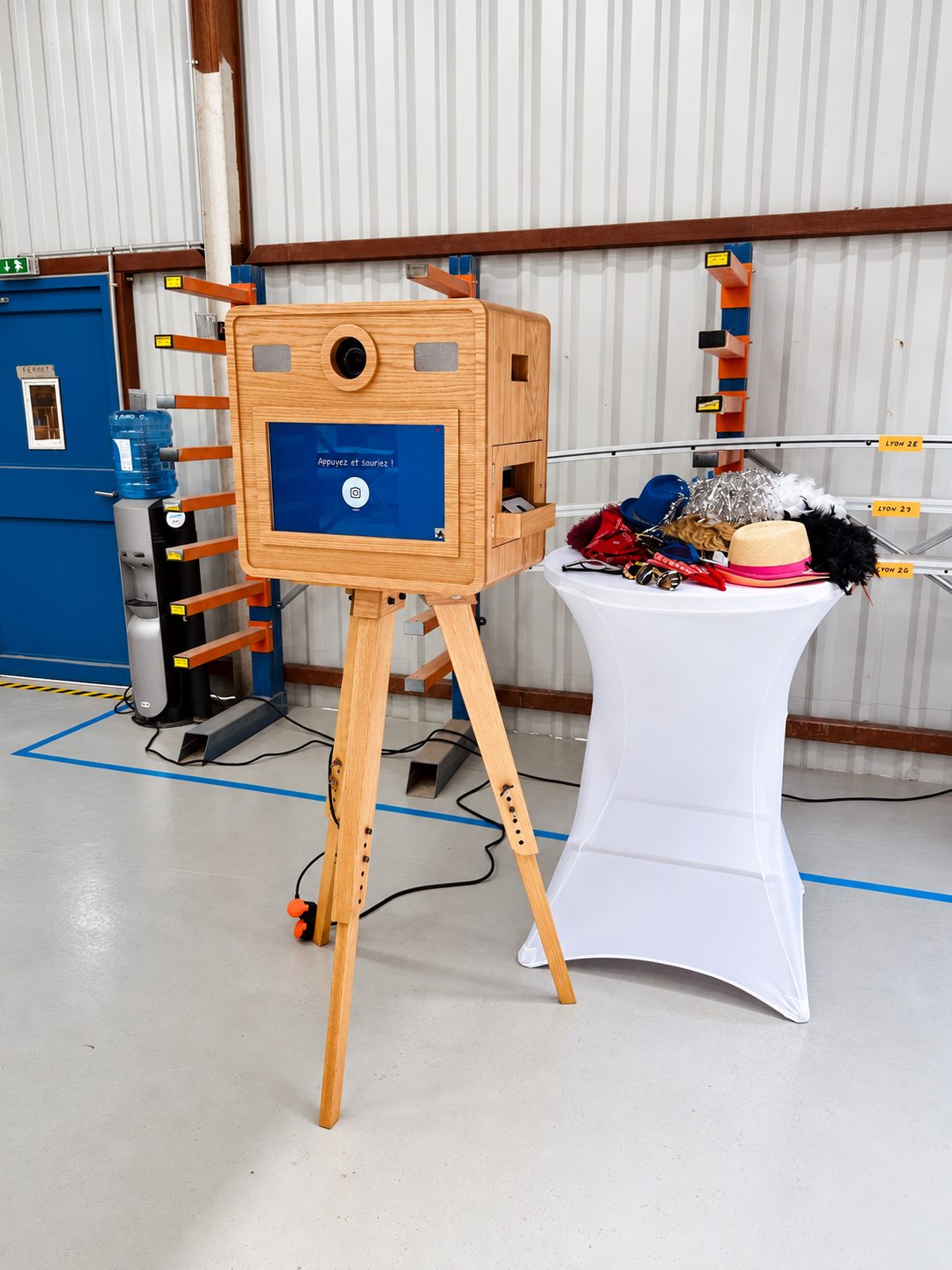 Borne photo en bois et accessoires installés dans un atelier