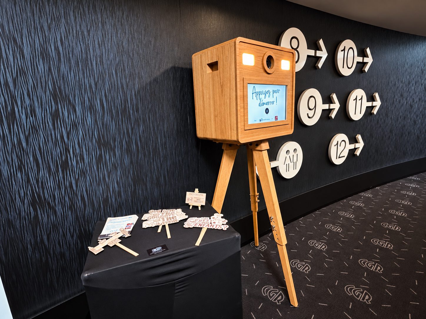 Photobooth et accessoires sur une table à l’entrée des salles de cinéma