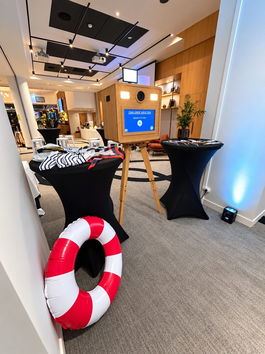 Espace photo avec accessoires marins et éclairage décoratif bleu