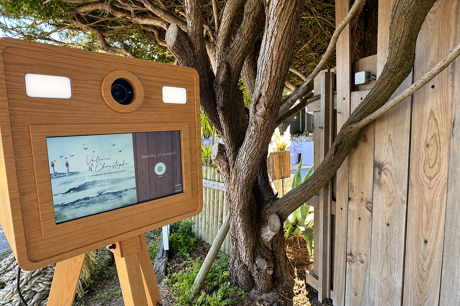 Photobooth en bois installé en extérieur près des arbres