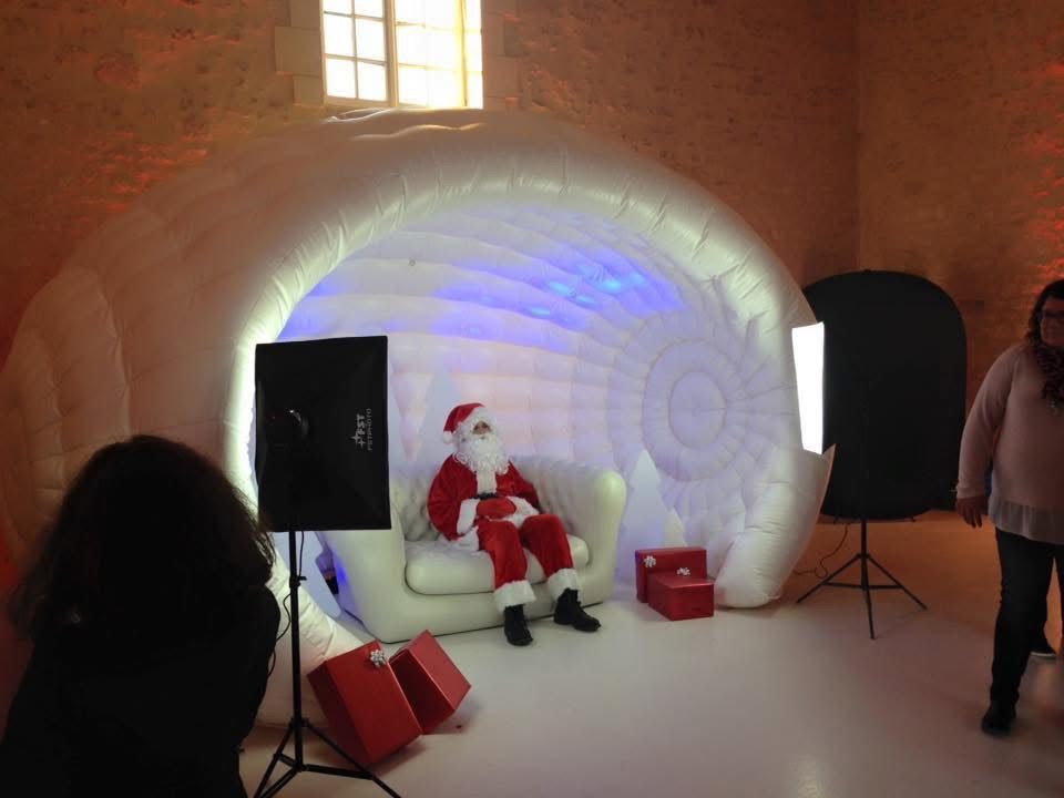 Animation de Noël avec le Père Noël installé devant un igloo gonflable