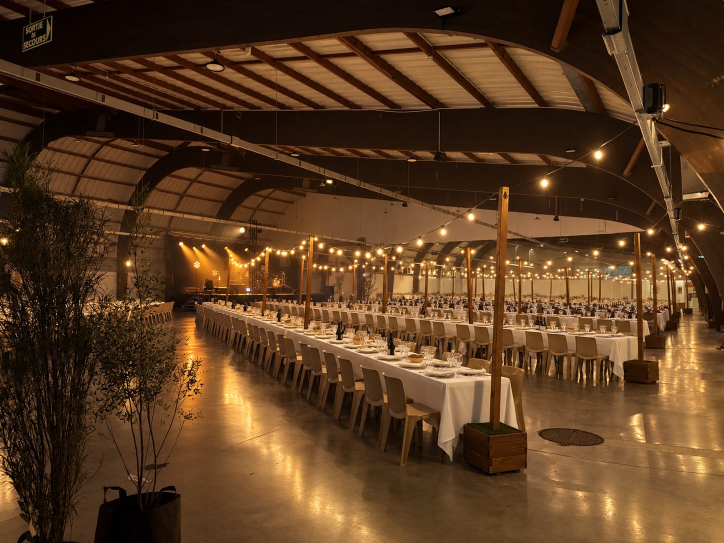 Banquet dans une grande halle éclairée de guirlandes guinguette