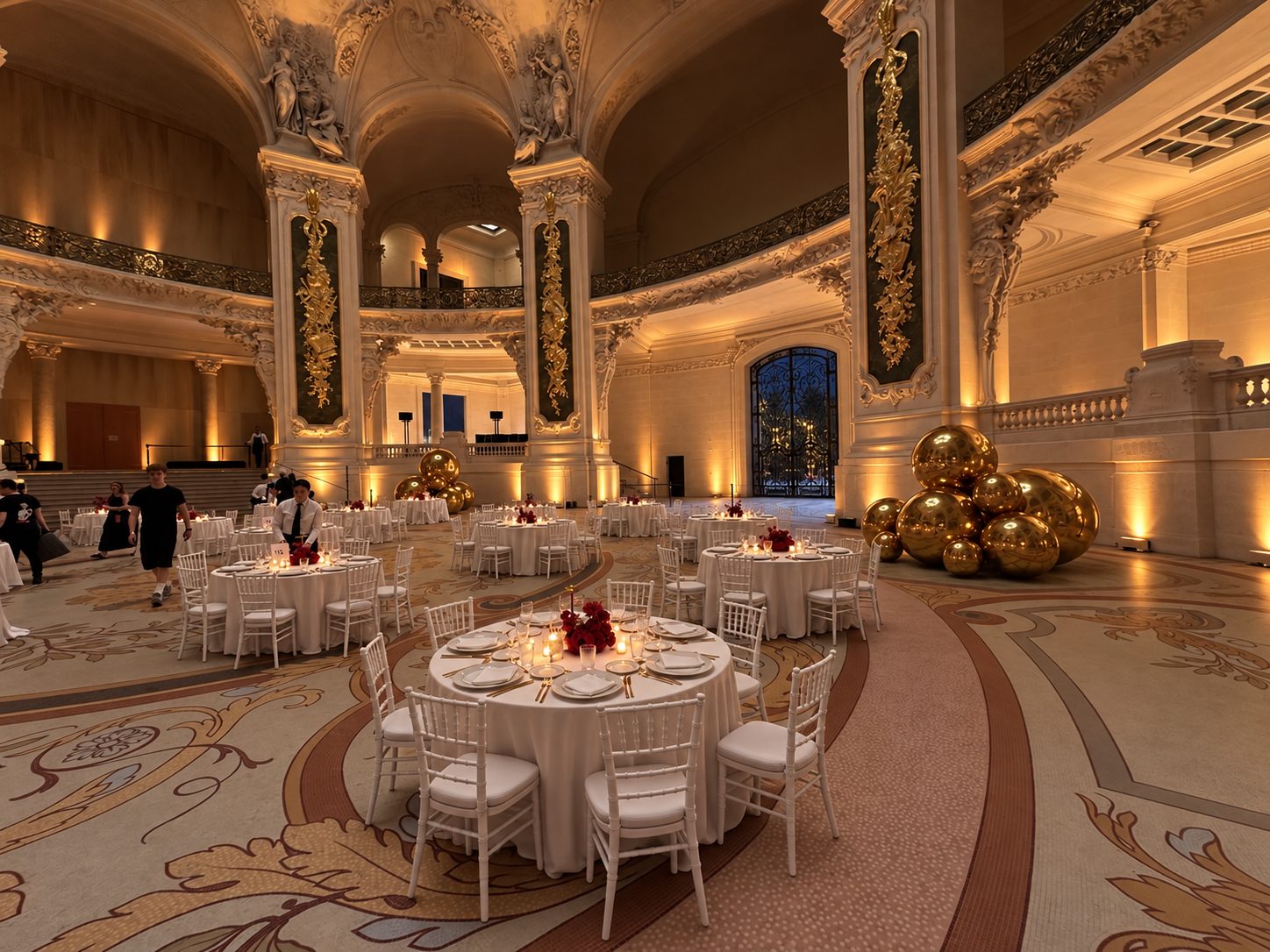 Salle de gala avec tables rondes, sphères miroir et éclairage doré