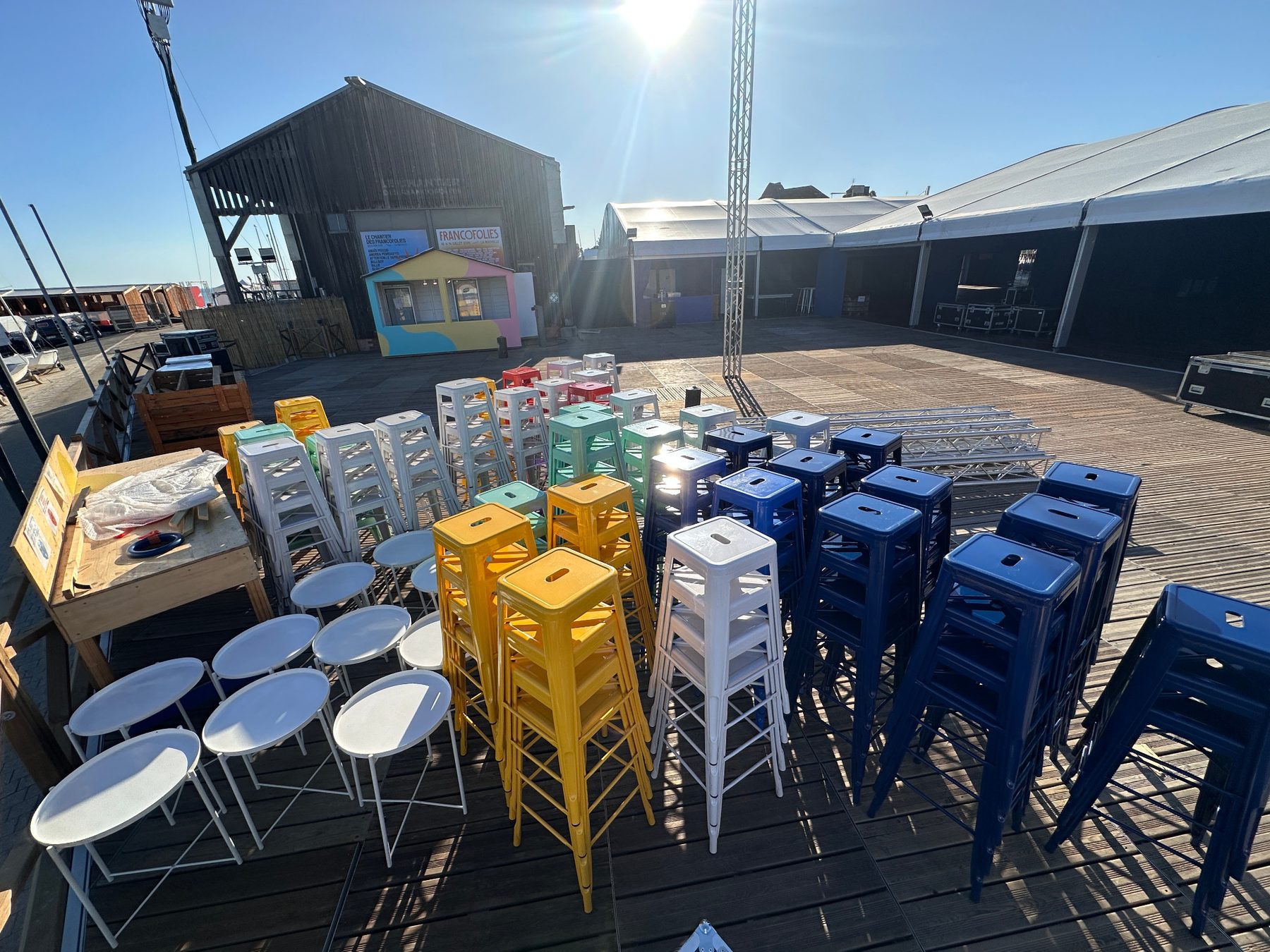 Mobilier de réception et tabourets colorés préparés pour un événement sur le port