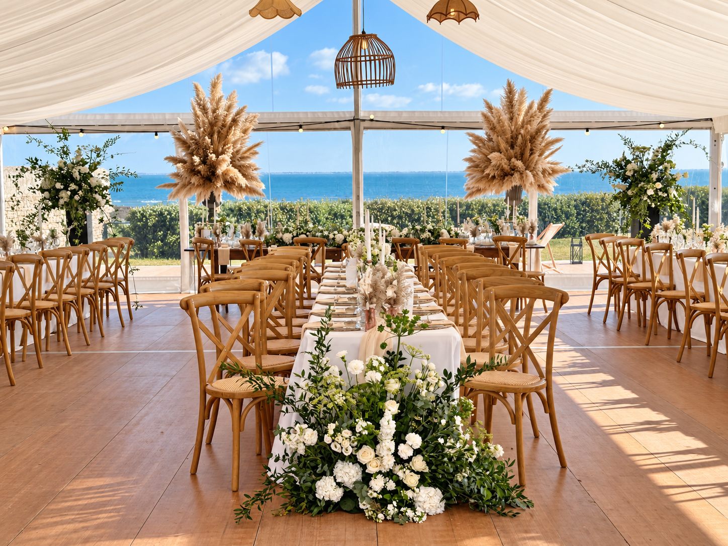 Table de mariage fleurie face à l’océan
